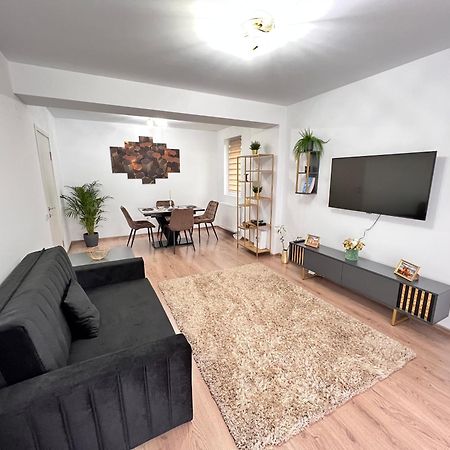 Sun Apartments โอโตเปนี ภายนอก รูปภาพ