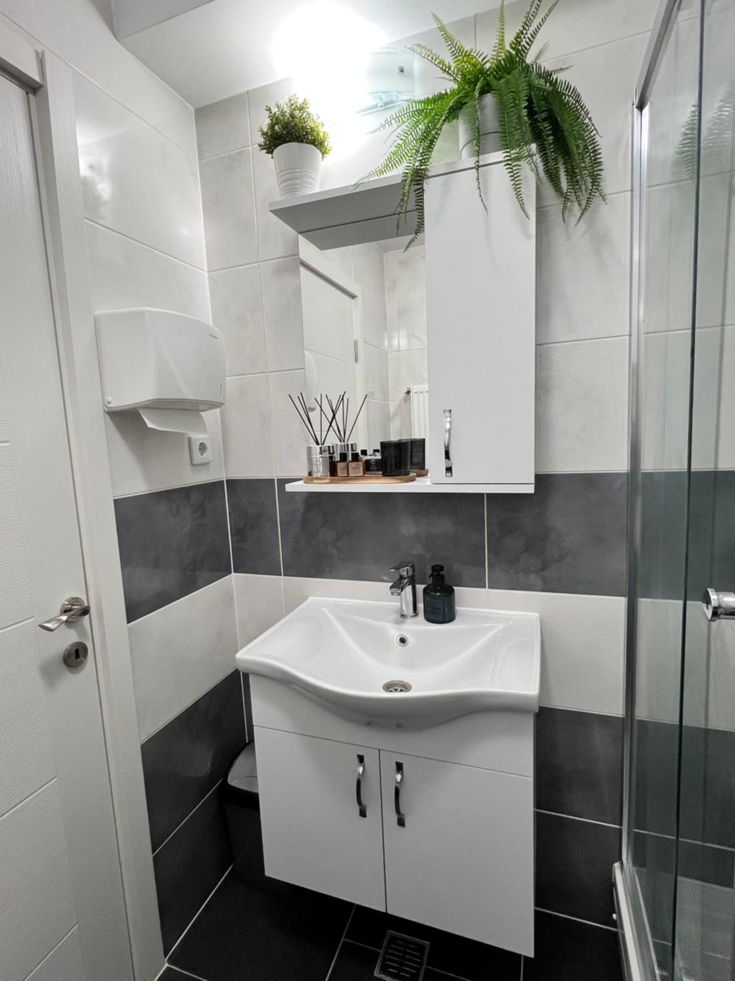 Sun Apartments โอโตเปนี ภายนอก รูปภาพ